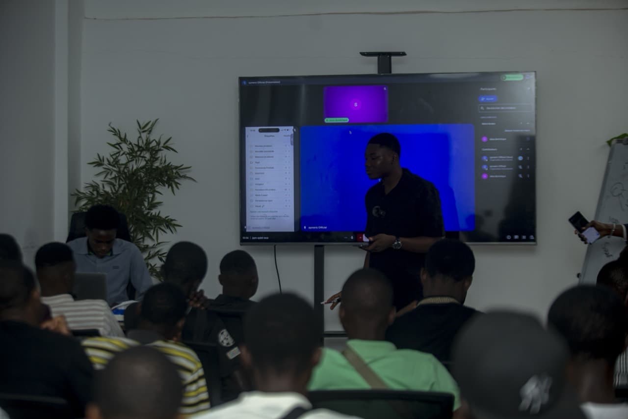Formation Ivoire Online en salle, présentation sur grand écran.